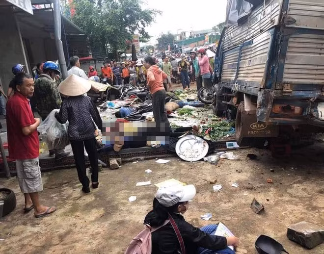 Hậu quả vụ tai nạn khiến 6 người tử vong, 4 người bị thương ẢNH: NGỌC HÙNG