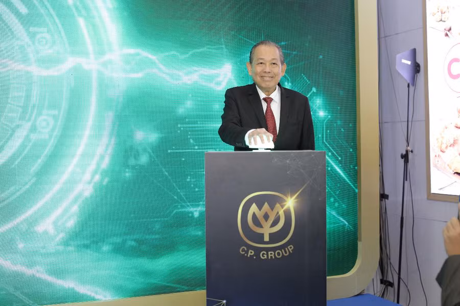 Phó Thủ tướng thường trực Chính phủ Trương Hòa Bình nhấn nút khai trương xuất container đầu tiên sang thị trường Hongkong của CPV Food