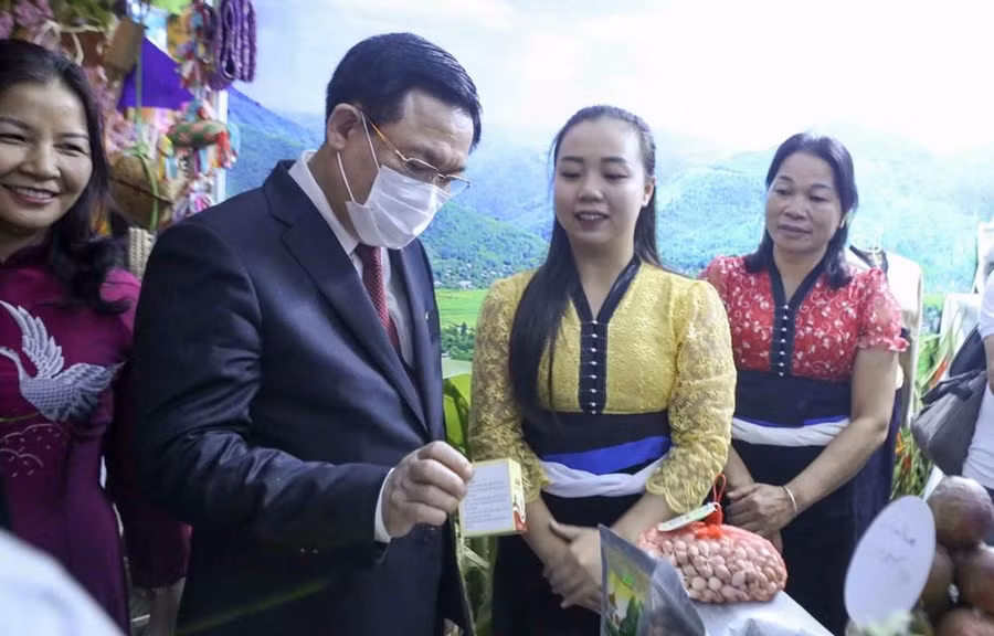 Bí thư Thành ủy Hà Nội Vương Đình Huệ và đại biểu tham quan các gian hàng tại Lễ hội Sắc màu Sơn La- Tây Bắc tổ chức tại Quảng trường Tượng đài Lý Thái Tổ (Hà Nội). (Ảnh: Tuấn Đức - TTXVN)