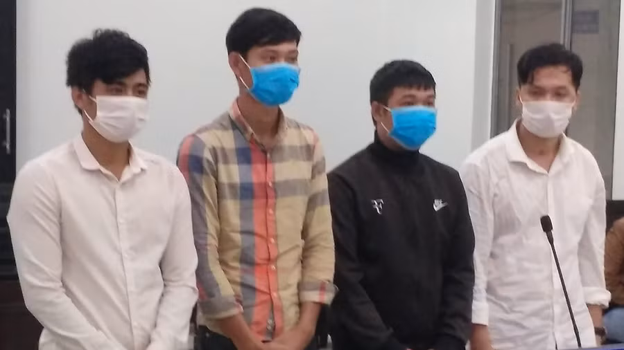 Bị cáo Mạnh, Huy, Quốc, Bảo tại tòa.