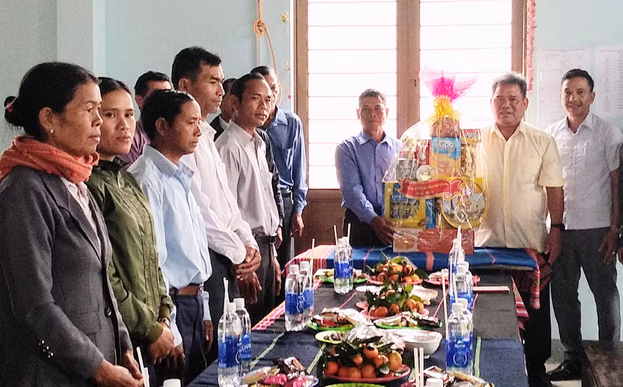 Đồng chí Hồ Văn Điềm-Ủy viên Ban Thường vụ Tỉnh ủy, Chủ tịch Ủy ban Mặt trận Tổ quốc tỉnh đã đến thăm và chúc mừng Lễ Giáng sinh 2020 tại một số cơ sở của đạo Công giáo và đạo Tin lành trên địa bàn huyện Phú Thiện và huyện Ia Pa. Ảnh: Lê Đại