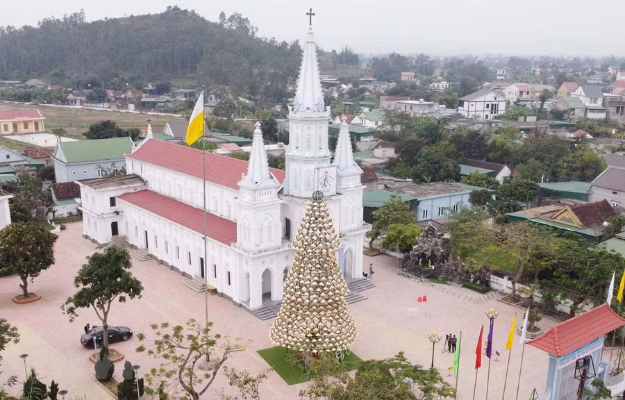 Cây thông Noel làm từ hơn 1.000 chiếc nón lá độc đáo nằm trong khuôn viên nhà thờ giáo xứ Bố Sơn. (Ảnh: Tá Chuyên/TTXVN)