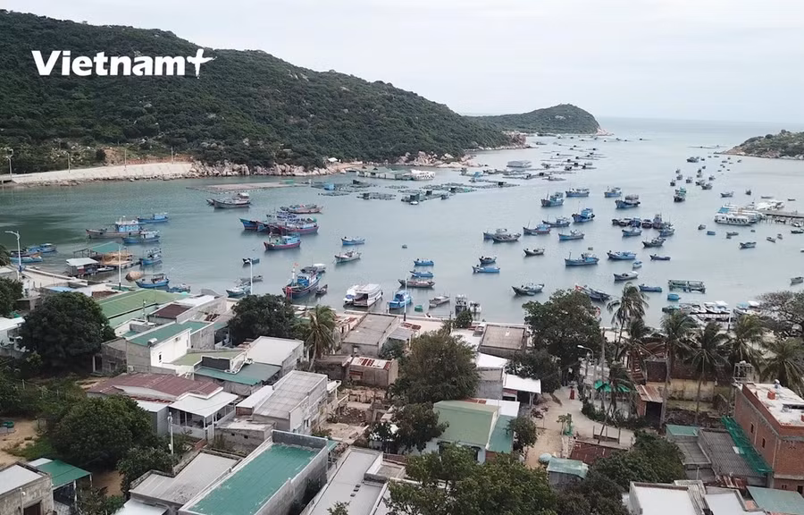 Một góc nhìn vịnh Vĩnh Hy (Ảnh: Lâm Phan/Vietnam+)