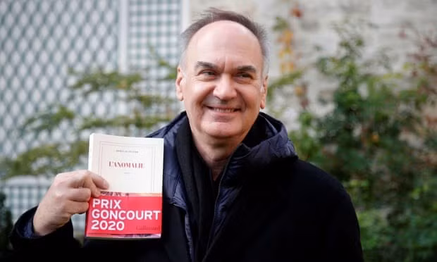 Nhà văn Herve Le Tellier cùng tác phẩm 'L'Anomalie.' (Nguồn: Reuters) Nhà văn Herve Le Tellier cùng tác phẩm 'L'Anomalie.' (Nguồn: Reuters)
