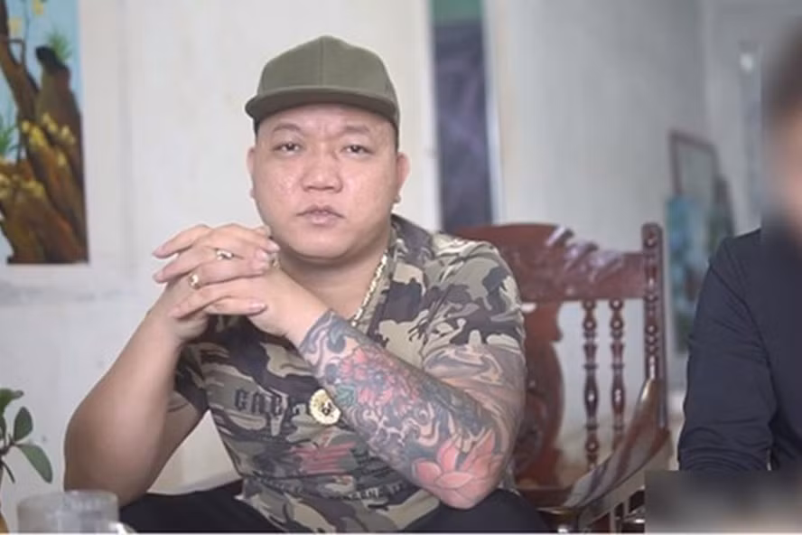 Giang hồ mạng Ngọc Rambo trước khi bị bắt. Ảnh cắt từ clip Giang hồ mạng Ngọc Rambo trước khi bị bắt. Ảnh cắt từ clip