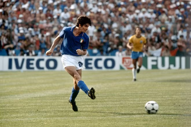 Paolo Rossi thi đấu tại World Cup 1982 trong trận Ý gặp Brazil kinh điển của bóng đá thế giới AFP