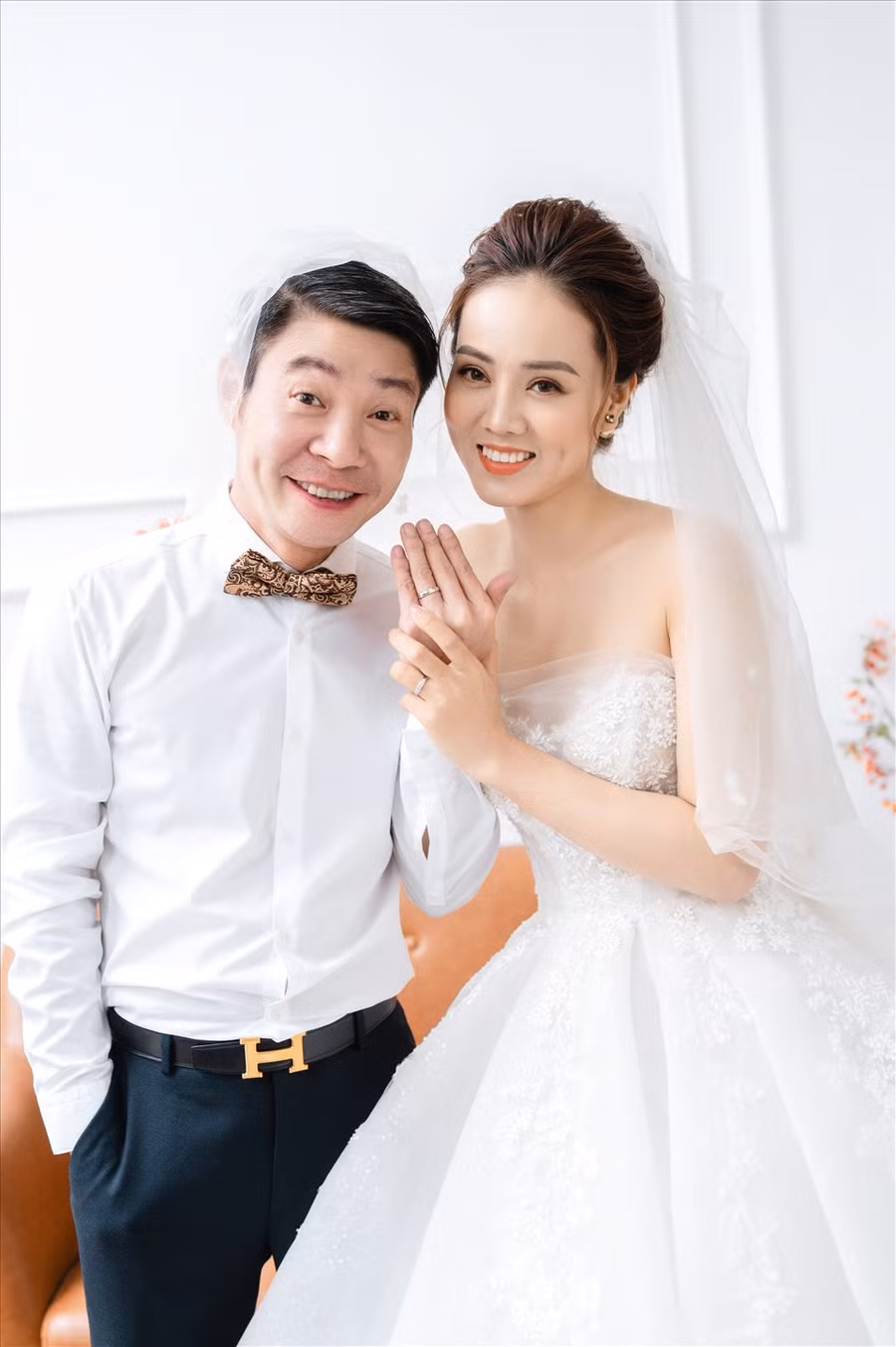 Bộ ảnh cưới của cặp đôi theo phong cách hài hước nhưng vẫn không kém phần lãng mạn. Mặc dù hơn kém nhau 15 tuổi nhưng không hề thấy sự chênh lệch tuổi tác của cả hai. Ảnh: Mạnh Bi.