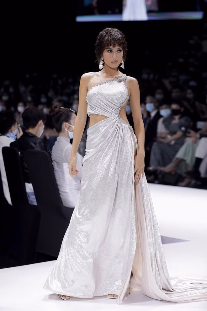 Siêu mẫu Như Vân với váy xẻ lườn gợi cảm kết lại phân kỳ thứ nhất của bộ sưu tập với những mẫu váy mang tính ứng dụng cao. Người đẹp liên tục thể hiện các cú xoay váy điêu luyện, tương tác với khách mời khi trình diễn. Phân kỳ thứ hai là những sáng tạo có phần phá cách hơn, vượt khỏi những khuôn khổ thường thấy của những mẫu váy dạ hội. Đỗ Long gửi đến nhiều thiết kế ấn tượng mang tinh thần haute couture, được xử lý kỳ công ẢNH: KIẾNG CẬN
