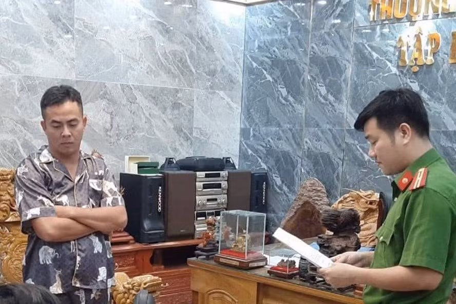 Bắt tạm giam đối tượng Phan Đình Tín. Ảnh: Công an