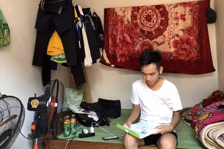  Công nhân đang rất mong chờ khoản thưởng Tết. Trong ảnh: Một nam công nhân trong phòng trọ thuộc khu công nghiệp Thăng Long (Đông Anh, Hà Nội). Ảnh minh hoạ. Ảnh: Bảo Hân.