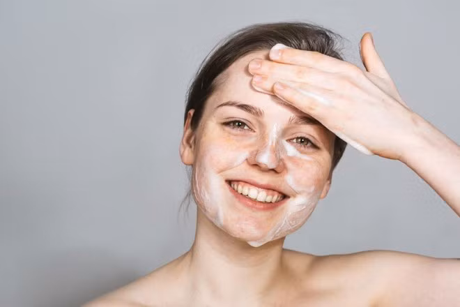 Để giữ độ ẩm cho da, nên thoa kem dưỡng ẩm toàn thân sau khi tắm. Ảnh: Shutterstock