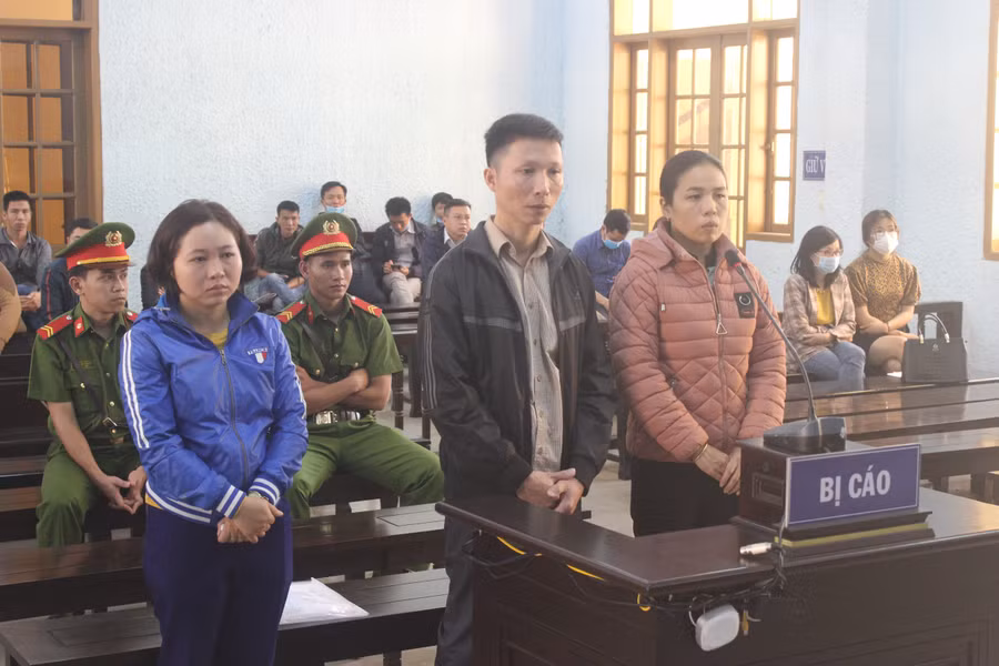  Các bị cáo tại phiên tòa sơ thẩm. Ảnh: Văn Ngọc