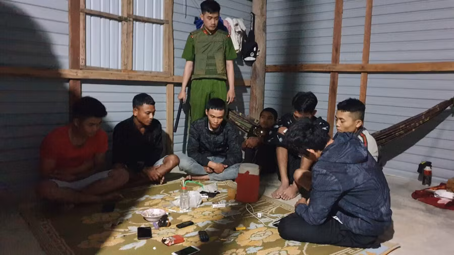 Các đối tượng đều dương tính với chất ma túy. Ảnh: Văn Ngọc Các đối tượng đều dương tính với chất ma túy. Ảnh: Văn Ngọc
