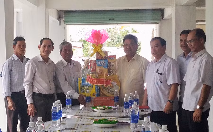 Đồng chí Hồ Văn Điềm-Ủy viên Ban Thường vụ Tỉnh ủy, Chủ tịch Ủy ban Mặt trận Tổ quốc tỉnh đã đến thăm và chúc mừng Lễ Giáng sinh 2020 tại một số cơ sở của đạo Công giáo và đạo Tin lành trên địa bàn huyện Phú Thiện và huyện Ia Pa. Ảnh: Lê Đại