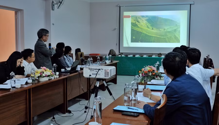  Các nhà khoa học giới thiệu về giá trị di sản địa chất, địa mạo của núi lửa Chư Đang Ya. Ảnh: Hoàng Ngọc