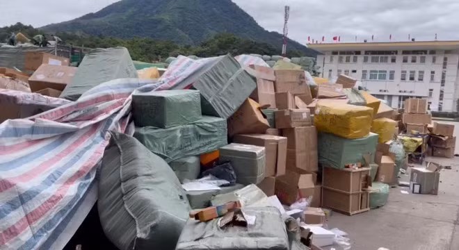 Một lượng lớn hàng lậu được phát hiện gần khu vực cửa khẩu Bắc Phong Sinh - Ảnh: Đình Trường
