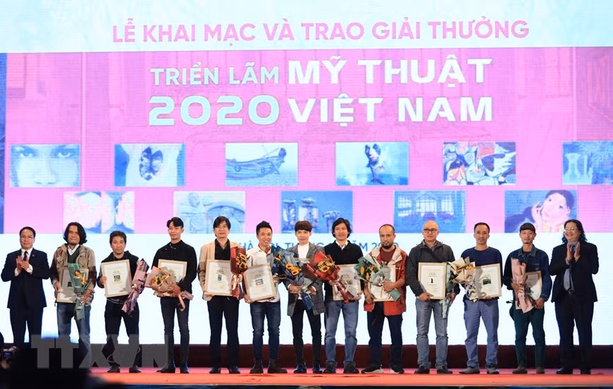  Ban Tổ chức trao giải Ba cho các tác giả. (Ảnh: Thành Đạt/TTXVN)