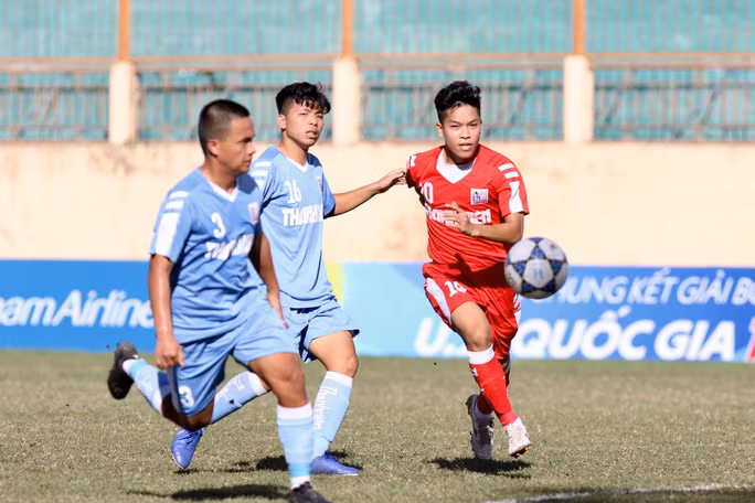 Nhâm Mạnh Dũng (áo đỏ) ghi bàn ấn định chiến thắng 2-0 cho U21 Viettel