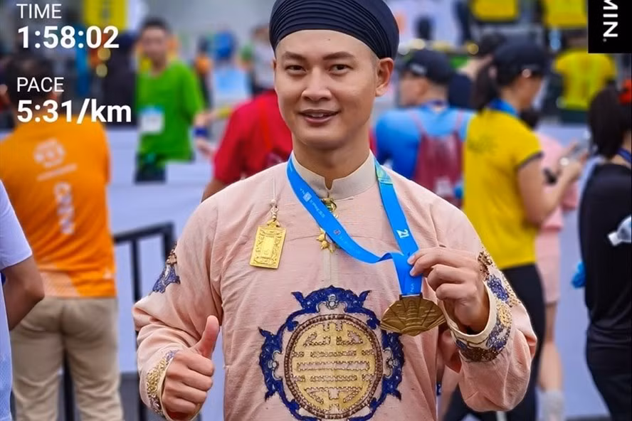 Ca sĩ Đức Tuấn mặc áo dài chạy marathon và về đích ảnh: Nguyễn Phúc Bảo Minh