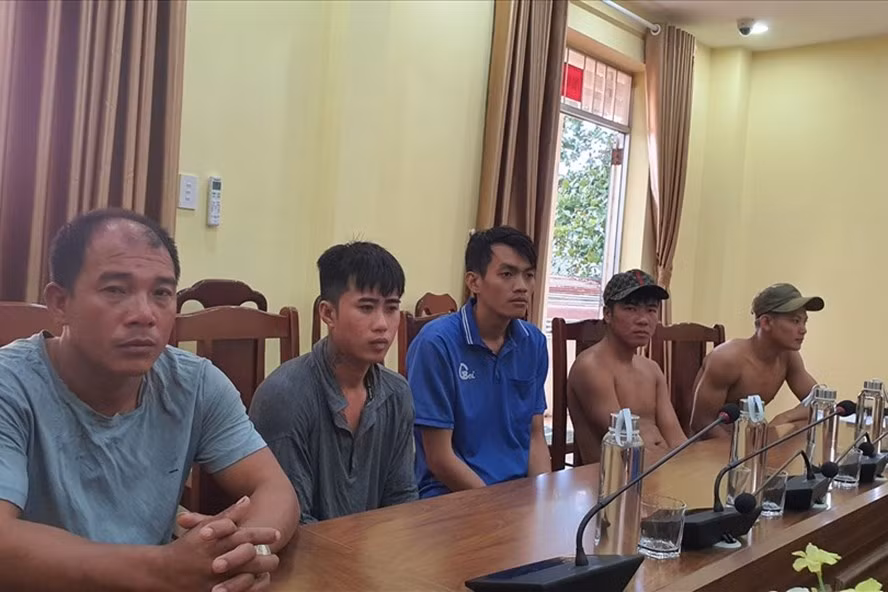  5 ngư dân trên tàu cá bị chìm trên Vịnh Nha Trang vừa được đưa về bờ an toàn. Ảnh: Phương Linh