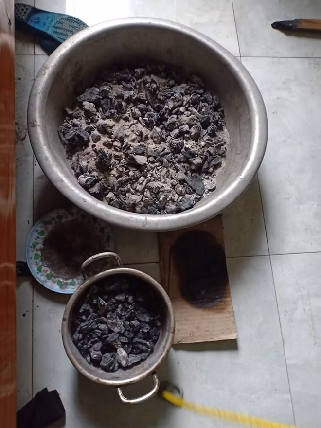 Các chậu than được tìm thấy dưới giường ngủ - Ảnh: H.M Các chậu than được tìm thấy dưới giường ngủ - Ảnh: H.M