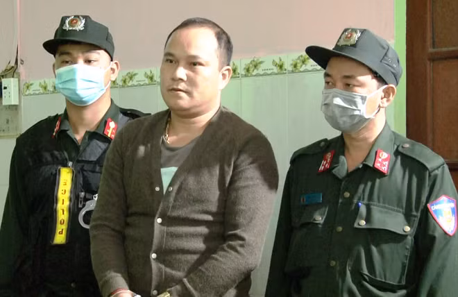  Nghi phạm Võ Ngọc Thạch bị Công an Quảng Nam bắt giữ khẩn cấp. Ảnh: Q.HUY