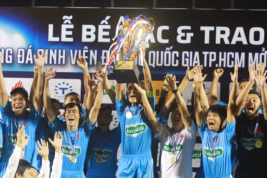 Đại học Cần Thơ nhập cúp vô địch SV-League 2020. Ảnh: Thanh Vũ