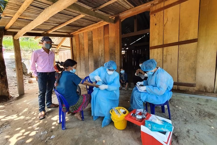 Lực lượng y tế tỉnh Đắk Lắk tiến hành tiêm chủng vaccine phòng bạch hầu cho người dân. Ảnh: Bảo Trung