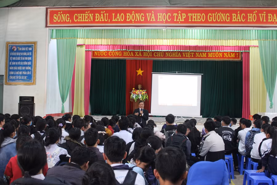  Tổ chức tư vấn tại Trường THPT Hoàng Hoa Thám (TP. Pleiku). Ảnh: Nguyễn Giang