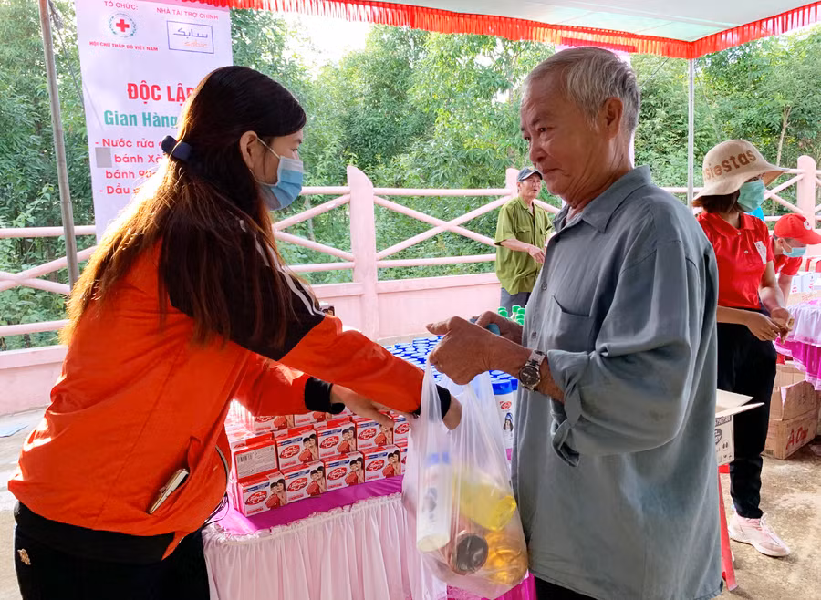  Các cấp Hội chữ thập đỏ trong tỉnh phấn đấu vận động 35.000 suất quà tặng người nghèo và nạn nhân chất độc da cam dịp Xuân Tân Sửu 2021. Ảnh: Như Nguyện