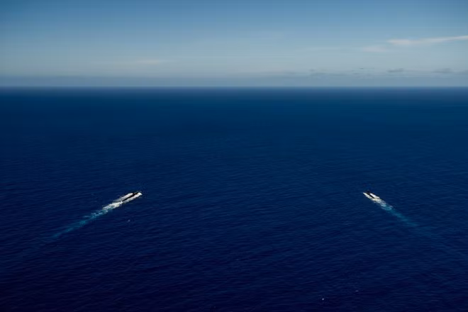  Tàu ngầm Mỹ USS Asheville (trái) và tàu ngầm Pháp FS Émeraude lập đội hình trong cuộc tập trận chung ở ngoài khơi đảo Guam hôm 11.12 - Ảnh: Hải quân Mỹ