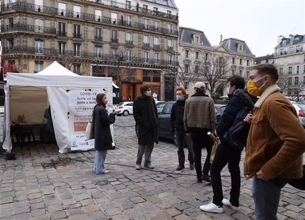 Người dân xếp hàng bên ngoài một điểm xét nghiệm COVID-19 tại Paris, Pháp, ngày 16/12/2020. (Ảnh: THX/TTXVN)