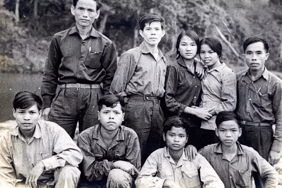 Bà Nguyễn Thị Sáu (đứng giữa) cùng các đồng đội ở Ban Dân y Gia Lai, năm 1973 (ảnh tư liệu).