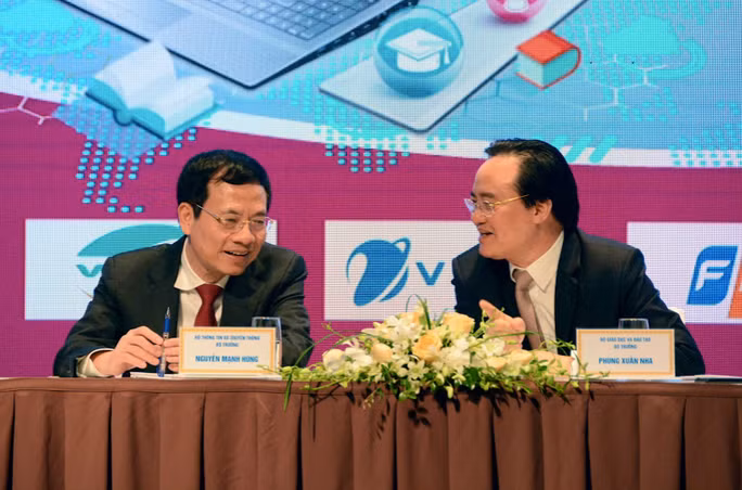  Bộ trưởng Bộ GD-ĐT Phùng Xuân Nhạ và Bộ trưởng Bộ TT-TT Nguyễn Mạnh Hùng đã ký kết hợp tác triển khai chuyển đổi số trong GD-ĐT
