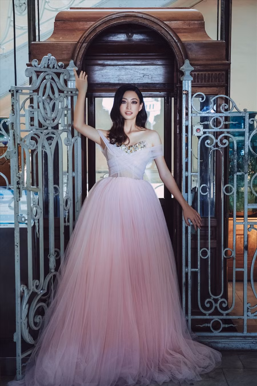 Không chỉ về nhan sắc, Lương Thuỳ Linh còn sở hữu bảng thành tích ấn tượng đặc biệt là khả năng tiếng anh với IELTS 7.5. Ảnh: Huỳnh Trí Nghĩa.