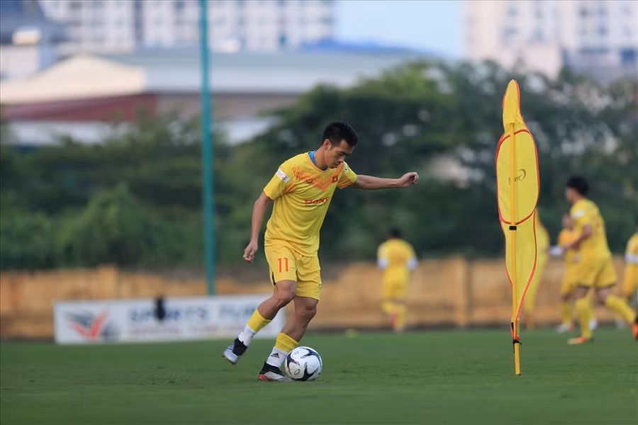 Văn Quyết trong buổi tập đầu tiên cùng đội tuyển Việt Nam. Ảnh: Minh Dân