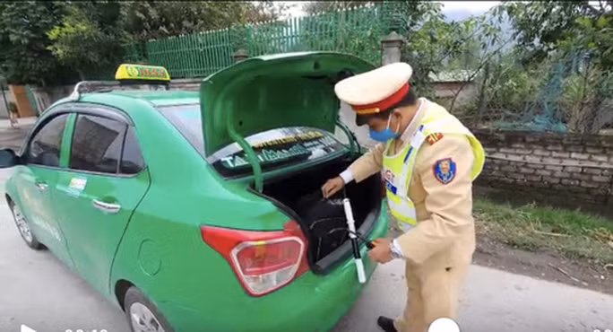 Chiếc xe taxi chở 26 kg thuốc nổ