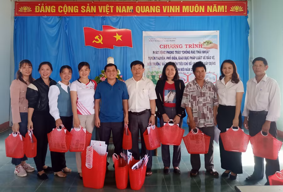 Phòng TN-MT huyện Mang Yang đã tặng 155 giỏ nhựa đi chợ cho người dân làng Chrơng 2