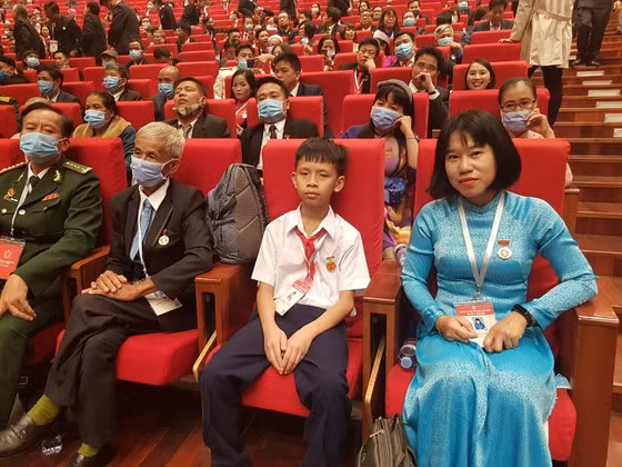  Em Phan Nguyễn Thái Bảo, 10 tuổi, học sinh lớp 4A, Trường Tiểu học Bình Phong, huyện Châu Thành, tỉnh Tây Ninh - Đại biểu nhỏ tuổi nhất đại hội