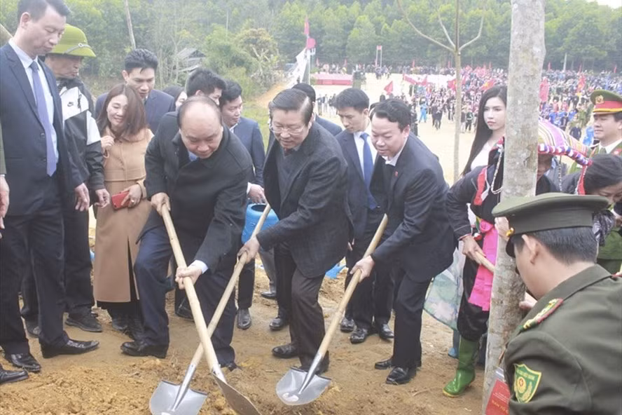 Thủ tướng Nguyễn Xuân Phúc cùng các lãnh đạo trung ương, lãnh đạo tỉnh Yên Bái trồng cây hồi đầu năm 2020. Ảnh T.Vương