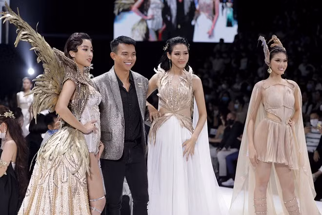 Đỗ Long muốn khắc họa vẻ đẹp vừa thanh tao, thoát tục nhưng cũng vừa tội lỗi và đầy huyền bí như câu chuyện của một người phụ nữ đẹp mang theo mình nhiều bí mật. “Vẻ đẹp bên ngoài sẽ dễ dàng đánh gục bất kỳ gã đàn ông nào nhưng những điều ẩn giấu bên trong người phụ nữ mới chính là thứ khiến họ mãi thành kẻ si tình”, nhà thiết kế chia sẻ ẢNH: KIẾNG CẬN