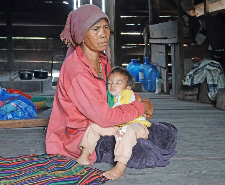 Bà Ksor HMun (tổ 7, thị trấn Phú Túc, huyện Krông Pa) ngổn ngang nỗi lòng khi con gái vừa mất thì con rể đã bỏ đi, để lại cho bà 2 đứa cháu còn quá nhỏ. Ảnh: Phương Duyên
