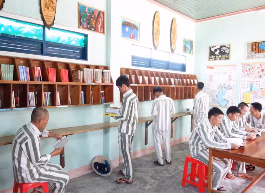 Phạm nhân đọc và làm theo sách báo tại Trại giam Gia Trung. Ảnh: Duy Anh