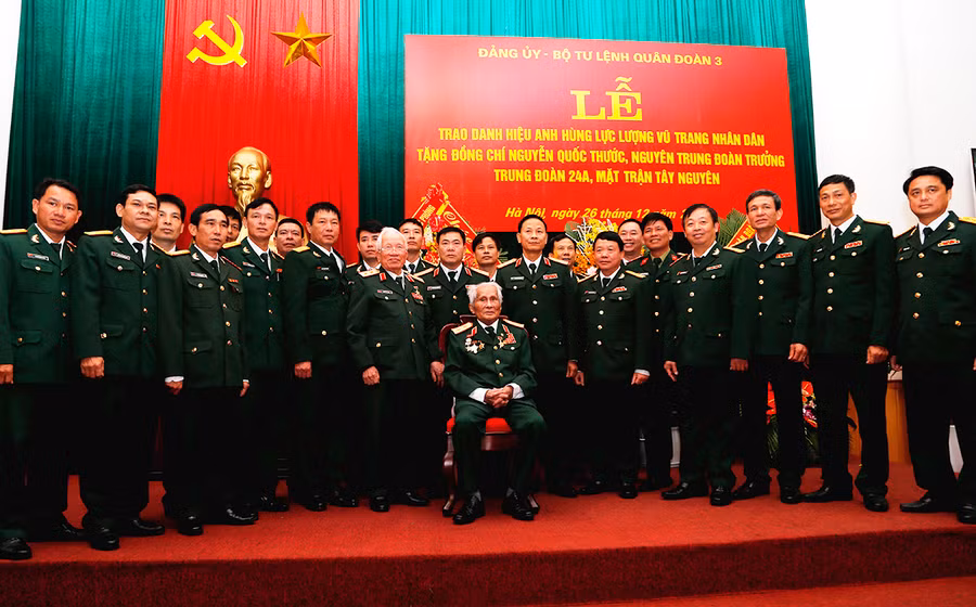 Lãnh đạo cơ quan Quân đoàn 3 chụp ảnh lưu niệm với Trung tướng Nguyễn Quốc Thước. Ảnh: Chu Hoài Lãnh đạo, cơ quan Quân đoàn 3 chụp ảnh lưu niệm với Trung tướng Nguyễn Quốc Thước, Anh hùng LLVTND. Ảnh: Chu Hoài