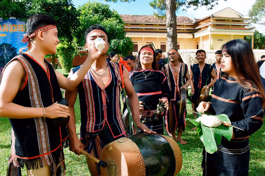 Sau những nghi lễ trang nghiêm của hôn lễ, khách mời cùng vui vẻ chung vui trong ngày trọng đại.