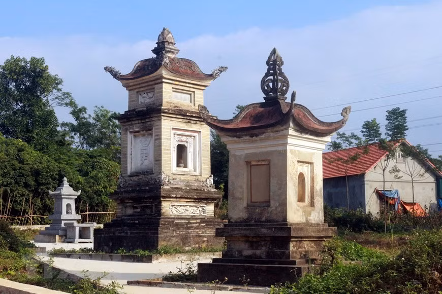  Các tháp đá cổ trong khuôn viên chùa. (Nguồn: TTXVN phát)