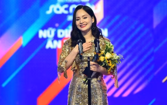 Lan Phương nhận giải thưởng. Ảnh: NSCC.