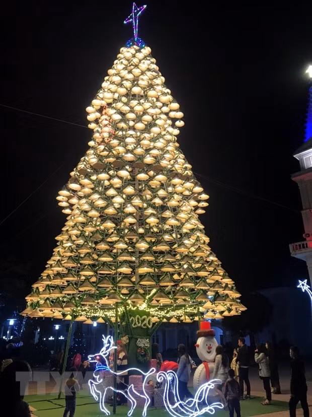 Cây thông Noel làm từ hơn 1.000 chiếc nón lá phát sáng trông đẹp mắt, tạo không khí tươi vui cho mùa Giáng sinh tại giáo xứ Bố Sơn. (Ảnh: Tá Chuyên/TTXVN)