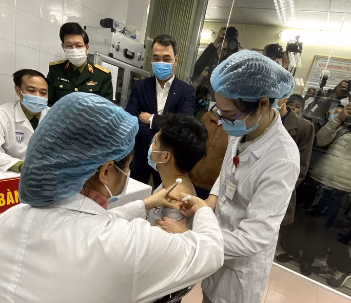 Một trong 3 tình nguyện viên đầu tiên tiêm vắc-xin Covid-19