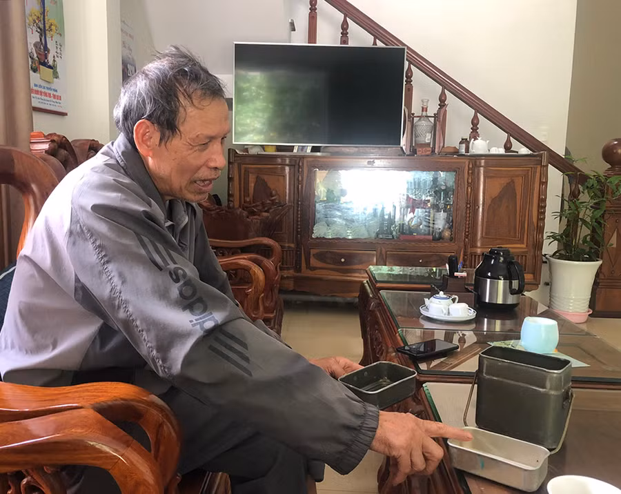 Cựu chiến binh Phạm Văn Tuyên bên kỷ vật còn lại là chiếc ăng gô